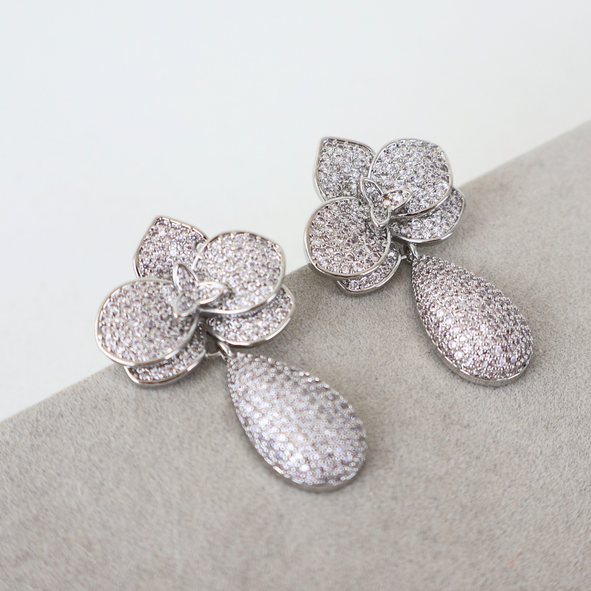 Brinco Prateado e Cristal Translúcido - Semijoia