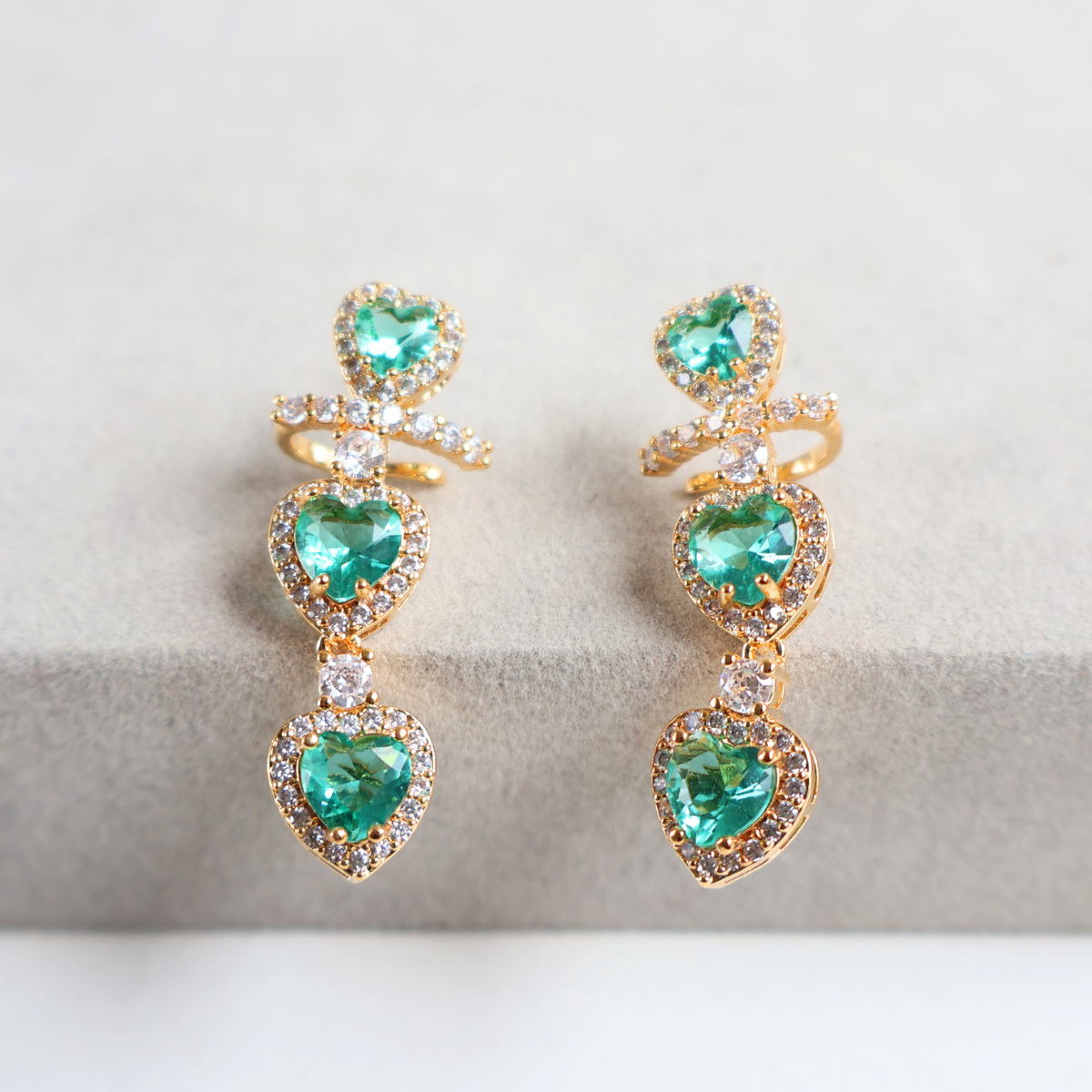 Brinco Earcuff Dourado e Cristal Verde - Semijoia