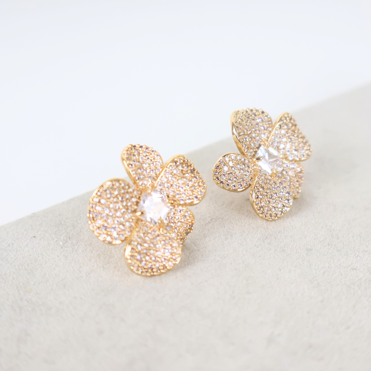 Brinco Dourado e Cristais Translúcidos - Semijoia