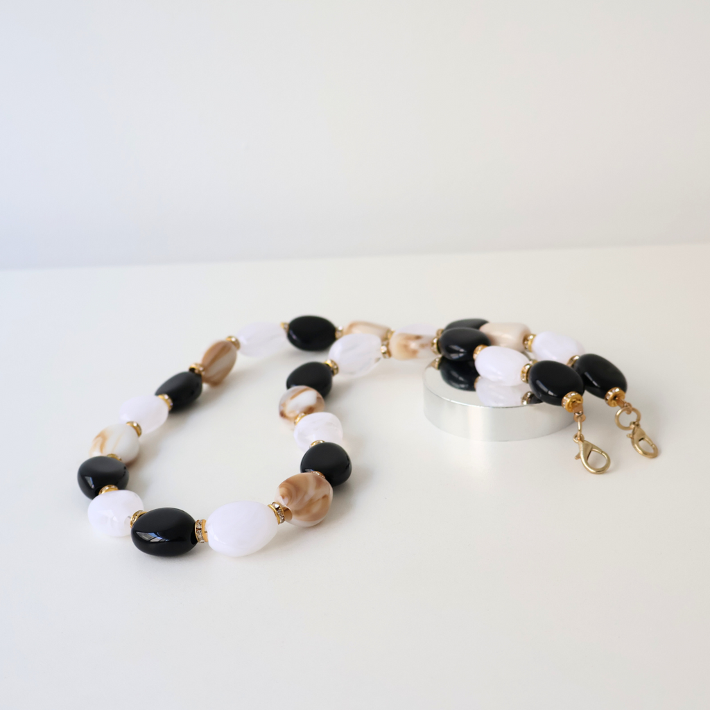 Alça de Mão - Preta, Branca e Bege - Metal Dourado