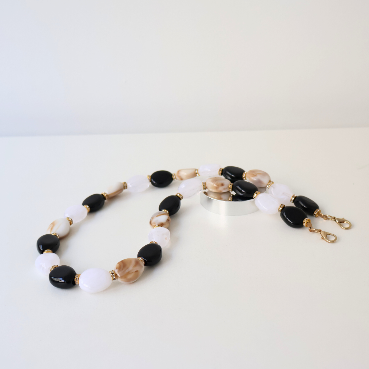 Alça de Mão - Preta, Branca e Bege - Metal Dourado