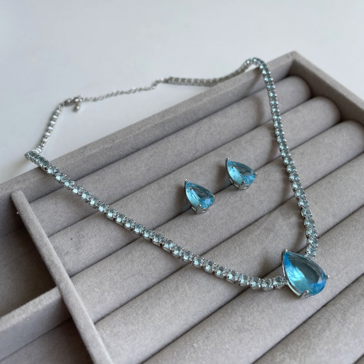 Kit Brinco e Colar - Prateado e Cristal Azul Turquesa - Semijoia