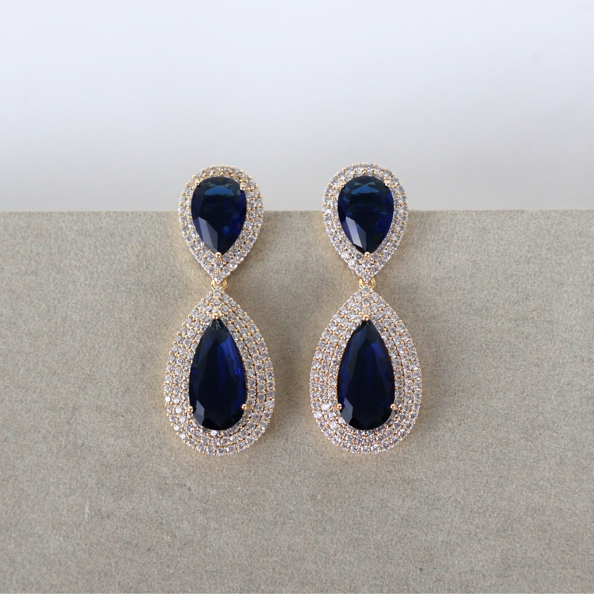 Brinco Dourado e Cristal Azul - Semijoia