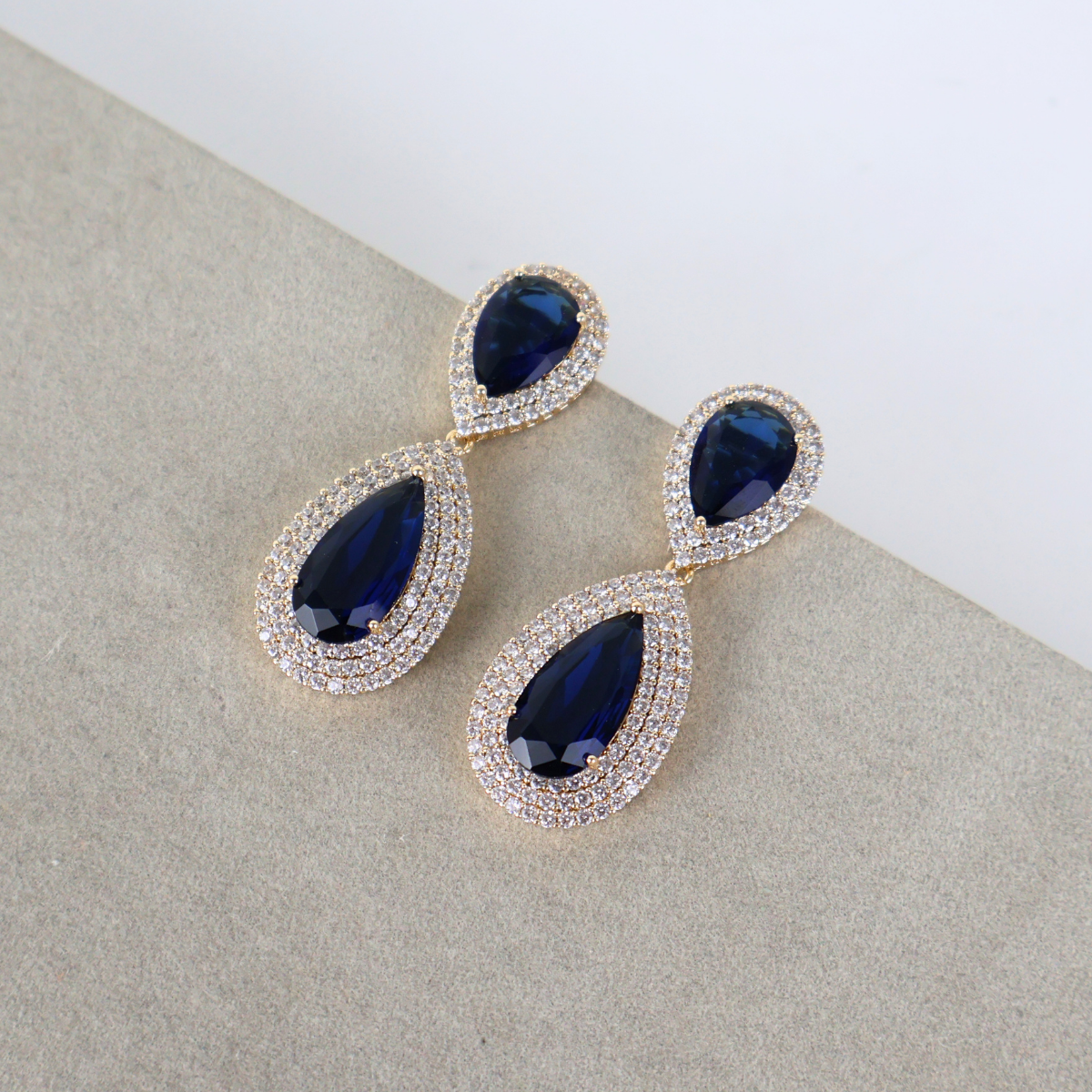 Brinco Dourado e Cristal Azul - Semijoia