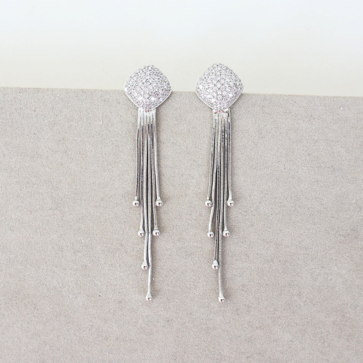 Brinco Prateado e Cristal Translúcido - Semijoia