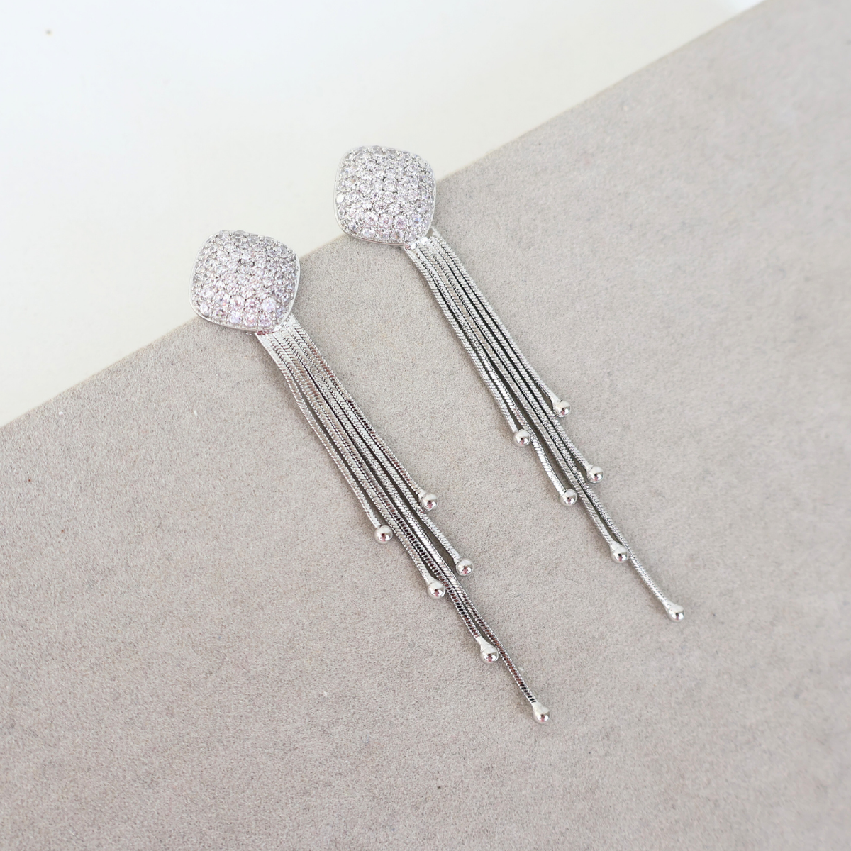 Brinco Prateado e Cristal Translúcido - Semijoia