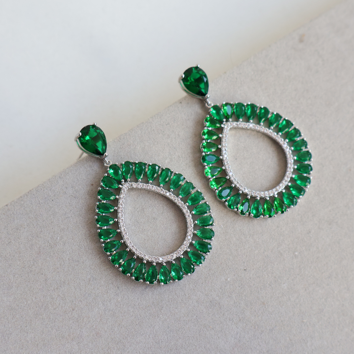 Brinco Prateado e Cristal Verde - Semijoia