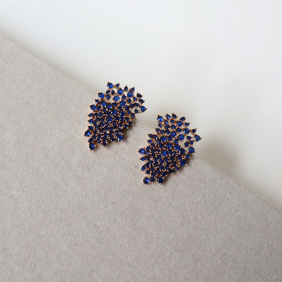 Brinco Dourado e Cristal Azul - Semijoia
