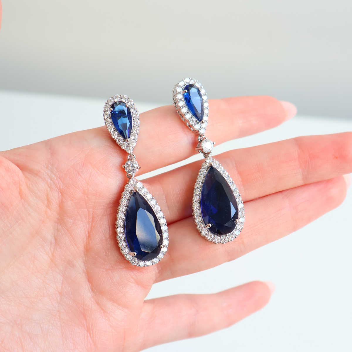 Brinco Prateado e Cristal Azul - Semijoia