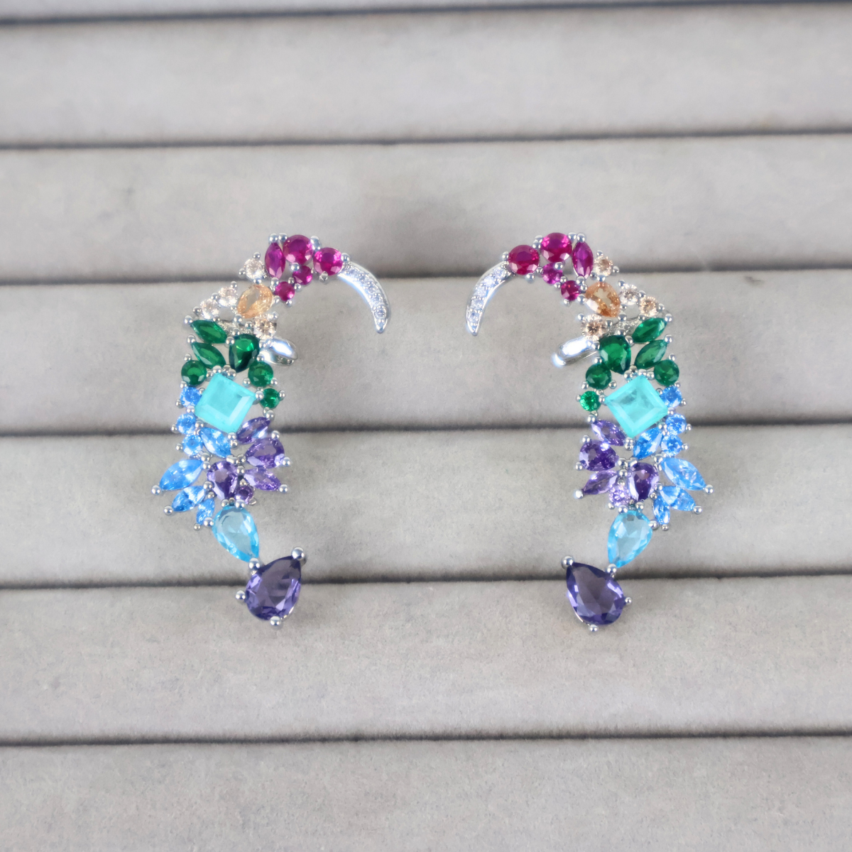 Brinco Earcuff Prateado e Cristal Colorido - Semijoia