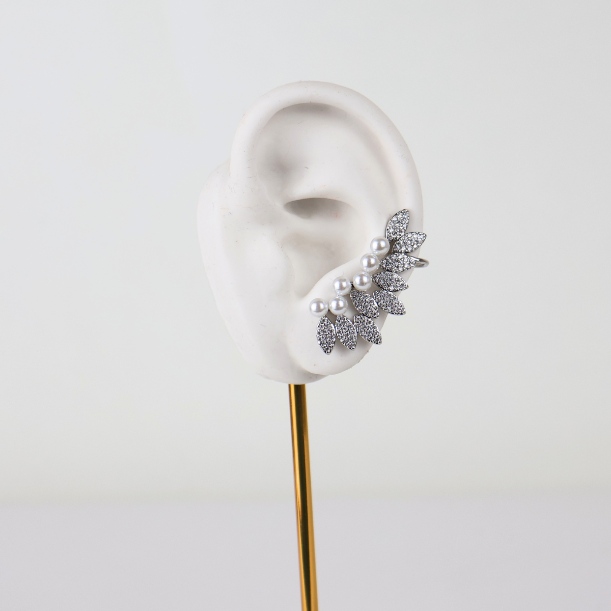 Brinco Earcuff Prateado e Pérolas