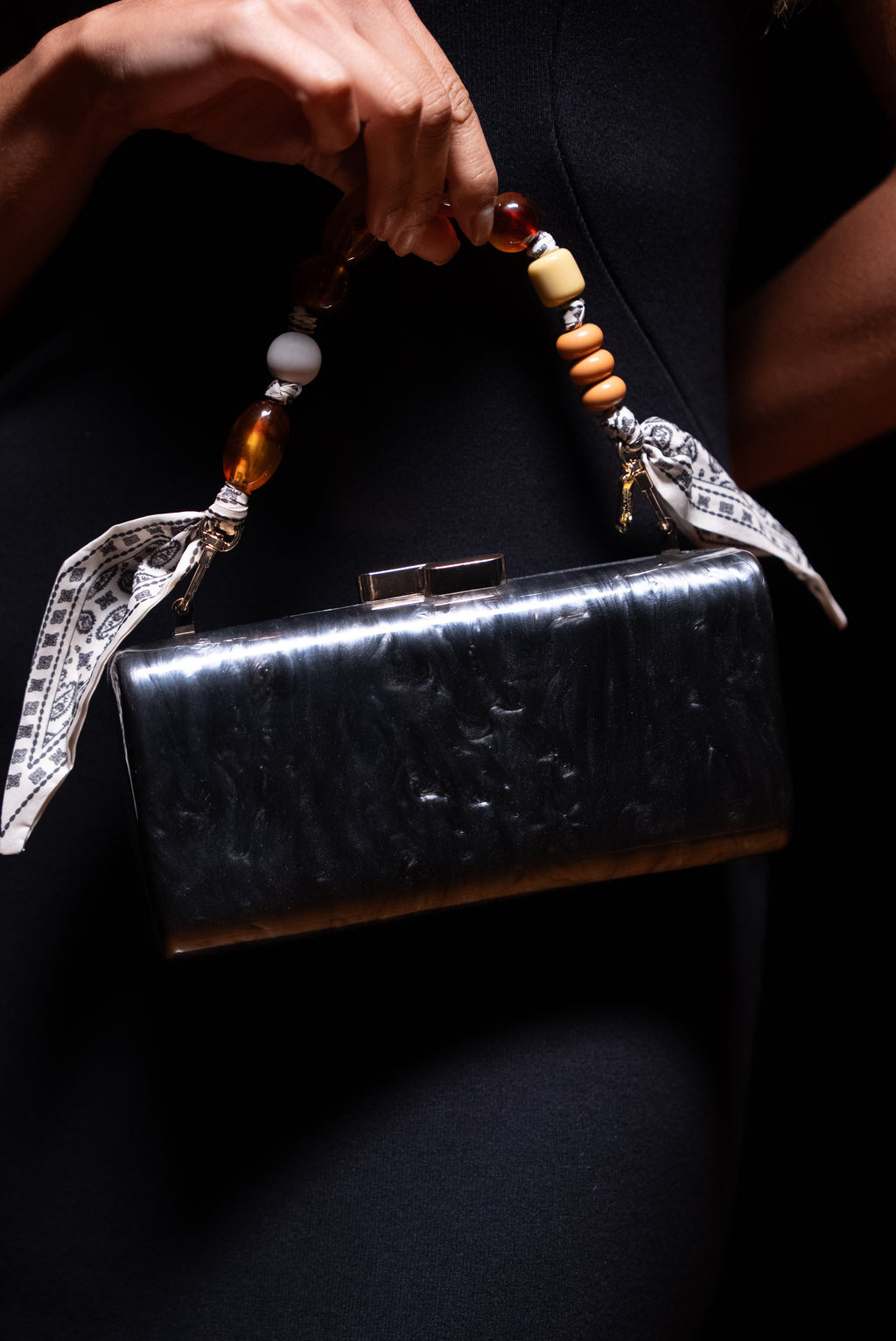 Alça de Mão - Lenço Preto e Branco