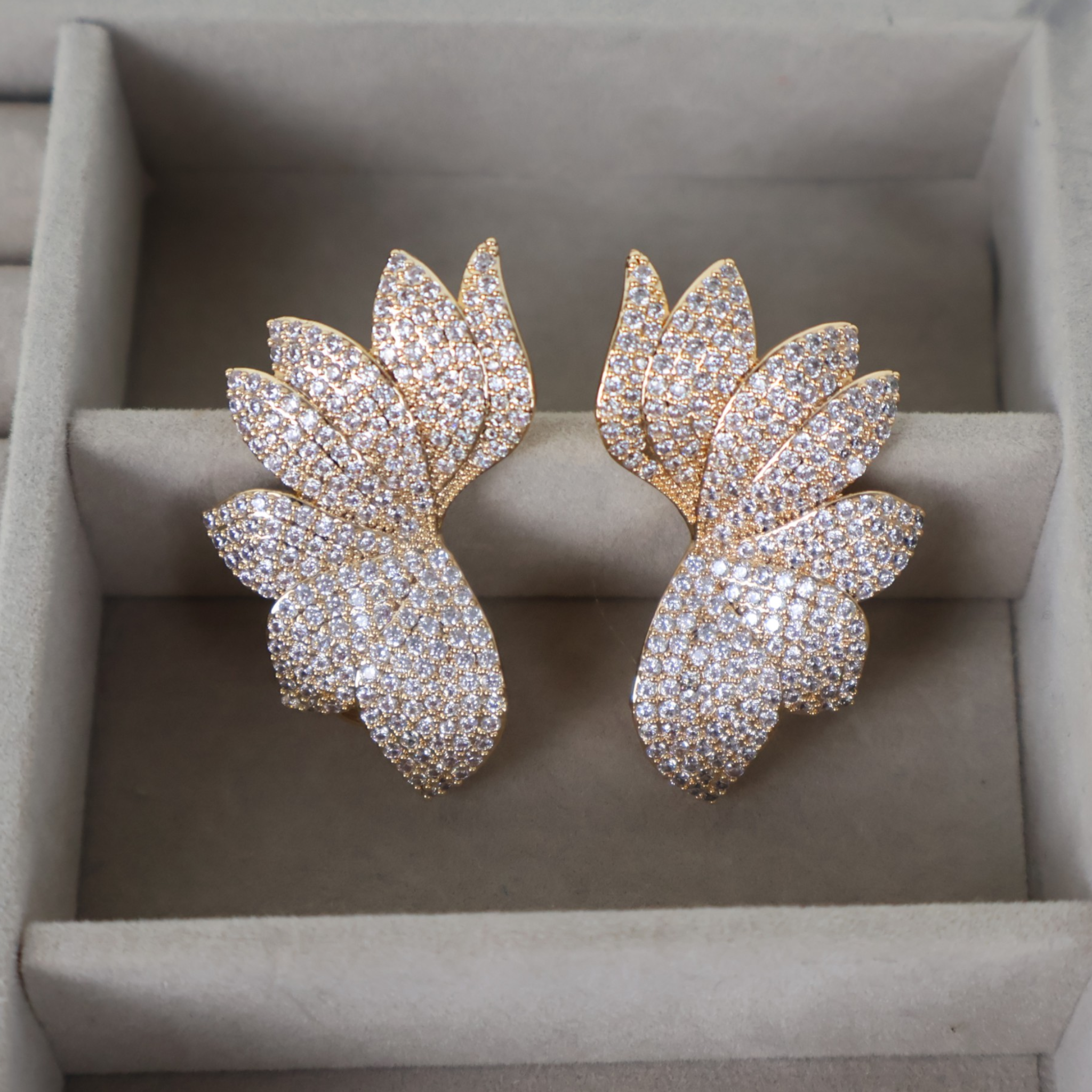 Brinco Earcuff Dourado e Cristal Translúcido